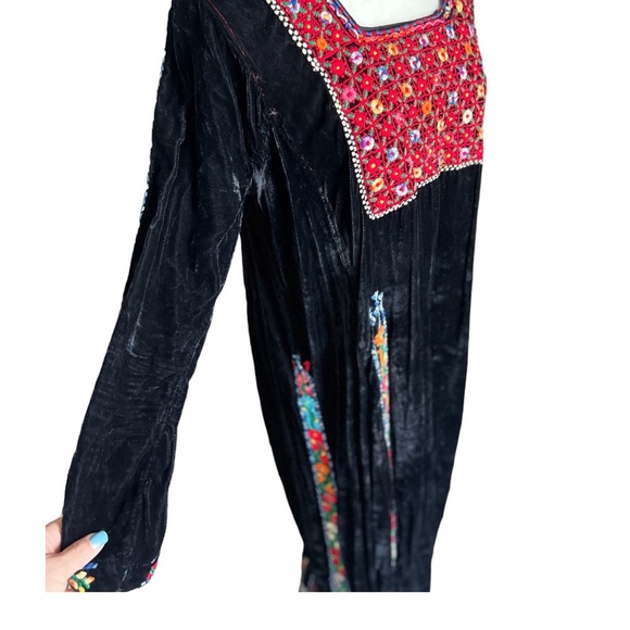 Vintage 60’s Boho Renaissance-Styled Black Velvet Dress Floral Embroidery Panels - Picture 9 of 16